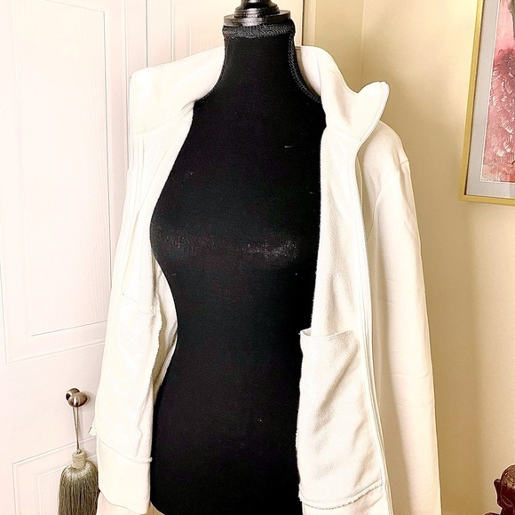 Puma full zip sweatshirt w/ shorter front,  longer back. Pockets. White & black. - Picture 9 of 11